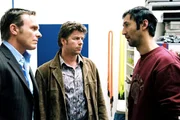 Jupp (Uwe Fellensiek, M.) und Falk (Dirk Martens, l.) überbringen Murat (Ercan Durmaz, r.) die Nachricht vom Tod seines Bruders Hassan ... Jupp (Uwe Fellensiek, M.) und Falk (Dirk Martens, l.) überbringen Murat (Ercan Durmaz, r.) die Nachricht vom Tod seines Bruders Hassan ...