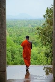 Das ehemalige Zentrum Sri Lankas, Yapahuwa, ist heute zerstört. Am Eingang eines Tempels hält ein Mönch Ausschau über das bewaldete Tiefland. Das ehemalige Zentrum Sri Lankas, Yapahuwa, ist heute zerstört. Am Eingang eines Tempels hält ein Mönch Ausschau über das bewaldete Tiefland.