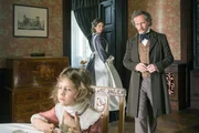 Carl (Fabian Busch) und Margarethe Schurz (Isabelle Barth) k&uuml;mmern sich in Wisconsin um das kranke M&auml;dchen Marianne.