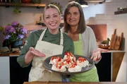 Sommerlich leicht und italienisch inspiriert: Fernsehköchin Zora Klipp und "DAS! Rote Sofa"-Moderatorin Inka Schneider sorgen zu Pfingsten 2026 für mediterrane und süße Urlaubsstimmung auf den Tellern. Sommerlich leicht und italienisch inspiriert: Fernsehköchin Zora Klipp und "DAS! Rote Sofa"-Moderatorin Inka Schneider sorgen zu Pfingsten 2026 für mediterrane und süße Urlaubsstimmung auf den Tellern.