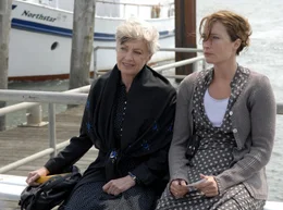Johanna (Nicole Heesters, li.) erz&auml;hlt ihrer Tochter Verena (Saskia Fischer) eine lange, lange Geschichte.