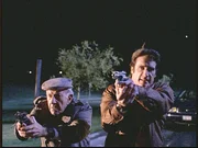 Harry Trumble (Jack Klugman, l.) und Steve (Barry Van Dyke, r.) ertappen einen Vergewaltiger und M&ouml;rder auf frischer Tat.