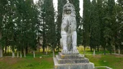 Der Löwe von Chaeroneia: Monumentales Ehrenmal für die Heilige Schar von Theben. Es erinnert an die militärische Eliteeinheit von 150 männlichen Liebespaaren, die 338 vor Christus in der Schlacht gegen Philipp II. und seinen Sohn Alexander den Großen fielen. Der Löwe von Chaeroneia: Monumentales Ehrenmal für die Heilige Schar von Theben. Es erinnert an die militärische Eliteeinheit von 150 männlichen Liebespaaren, die 338 vor Christus in der Schlacht gegen Philipp II. und seinen Sohn Alexander den Großen fielen.