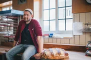 Brot & Stulle Sauerteigbrote von Sylt Von der Sterneküche zurück in die Bäckerei: Jens Lund leitet den Familienbetrieb in 3. Generation. Brot & Stulle Sauerteigbrote von Sylt Von der Sterneküche zurück in die Bäckerei: Jens Lund leitet den Familienbetrieb in 3. Generation.