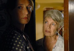 Johanna (Nicole Heesters, re.) verschweigt ihrer Tochter Verena (Saskia Fischer) ein Geheimnis.
