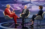 Zu Gast bei Moderatorin Sandra Maischberger (r.): v.l.n.r. Gudrun Engel (ARD-Studioleiterin in Washington) und Rüdiger von Fritsch (ehem. Botschafter in Moskau). Zu Gast bei Moderatorin Sandra Maischberger (r.): v.l.n.r. Gudrun Engel (ARD-Studioleiterin in Washington) und Rüdiger von Fritsch (ehem. Botschafter in Moskau).