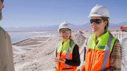 Iris Wunderlich (links) und Cornelia Sonnenberg (rechts) von der Au&szlig;enhandelskammer Chile &uuml;ber den Lithium-Pools in der Atacama-W&uuml;ste.