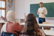 In seinen "Life Lessons" spricht Linnar (33) mit den Schülern meist über Finanzplanung und den verantwortlichen Umgang mit Geld. In seinen "Life Lessons" spricht Linnar (33) mit den Schülern meist über Finanzplanung und den verantwortlichen Umgang mit Geld.