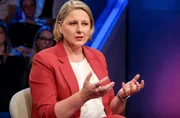 Zu Gast bei Moderatorin Sandra Maischberger: Gudrun Engel (ARD-Studioleiterin in Washington). Zu Gast bei Moderatorin Sandra Maischberger: Gudrun Engel (ARD-Studioleiterin in Washington).