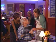 Mark (Dick Van Dyke, 2.v.r.) zeigt Amanda (Victoria Rowell, l.) und Steve (Barry Van Dyke, r.) R&ouml;ntgenbilder von Susan. Sie muss bei einem Unfall schwere Verletzungen davongetragen haben.