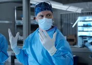 Wird Dr. Randolph Bell (Bruce Greenwood) sein Geheimnis auch während einer Operation bewahren können? Wird Dr. Randolph Bell (Bruce Greenwood) sein Geheimnis auch während einer Operation bewahren können?