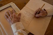 Skizze der Skelettfunde von Chaeroneia: Archäologe Panagiotis Stamatakis dokumentiert 1871 akribisch die Überreste der Heiligen Schar, einer Eliteeinheit aus 150 Liebespaaren. Skizze der Skelettfunde von Chaeroneia: Archäologe Panagiotis Stamatakis dokumentiert 1871 akribisch die Überreste der Heiligen Schar, einer Eliteeinheit aus 150 Liebespaaren.