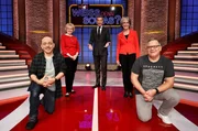 Moderator Kai Pflaume (M.) und seine Rateteam-Kapit&auml;ne Bernhard Ho&euml;cker (l.) und Elton (r.) begr&uuml;&szlig;en in dieser Sendung die S&auml;ngerin Peggy March (2.v.l.) und die S&auml;ngerin Ingrid Peters (2.v.r.).