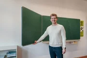 Hauptberuflich arbeitet Linnar (33) in der Geschäftsführung eins Start-ups. Regelmäßig unterrichtet er vor seinem Job Schüler als "Life Teacher" . Hauptberuflich arbeitet Linnar (33) in der Geschäftsführung eins Start-ups. Regelmäßig unterrichtet er vor seinem Job Schüler als "Life Teacher" .