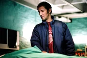 Murat (Ercan Durmaz), der Bruder des Toten Hassan, glaubt fest an einen Mord und ermittelt auf eigene Faust ... Murat (Ercan Durmaz), der Bruder des Toten Hassan, glaubt fest an einen Mord und ermittelt auf eigene Faust ...
