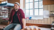 Brot & Stulle Sauerteigbrote von Sylt Von der Sterneküche zurück in die Bäckerei: Jens Lund leitet den Familienbetrieb in 3. Generation. Brot & Stulle Sauerteigbrote von Sylt Von der Sterneküche zurück in die Bäckerei: Jens Lund leitet den Familienbetrieb in 3. Generation.