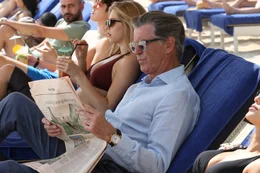 Richard Pace (Pierce Brosnan, r.) und Tochter Hope (Hermione Corfield, 2.v.r.) sind ein unschlagbares Team.