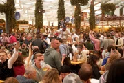Im Hofbräuhaus-Zelt auf dem Münchner Oktoberfest feiern die Besucher bereits vormittags. Im Hofbräuhaus-Zelt auf dem Münchner Oktoberfest feiern die Besucher bereits vormittags.