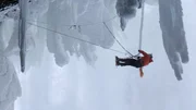 Will Gadd schlägt beim Klettern an den Helmcken Falls Eis von einem Seil ab. Will Gadd schlägt beim Klettern an den Helmcken Falls Eis von einem Seil ab.