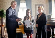 NDR Fernsehen HEITER BIS TÖDLICH: NORDISCH HERB, "Killerbienen über Husum". Bestattungsunternehmer Claas (Ulrich Voß, l.) und Mimi (Sophie Charlotte Schirmer, M.) notieren die Wünsche von Elisabeth Niehues (Karin Nennemann, r.) für die Beerdigung. NDR Fernsehen HEITER BIS TÖDLICH: NORDISCH HERB, "Killerbienen über Husum". Bestattungsunternehmer Claas (Ulrich Voß, l.) und Mimi (Sophie Charlotte Schirmer, M.) notieren die Wünsche von Elisabeth Niehues (Karin Nennemann, r.) für die Beerdigung.