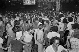 Mit "You should be dancing" (1976) entfernten sich die Bee Gees vom klassischen Pop-Sound und eroberten die Disco-Szene.