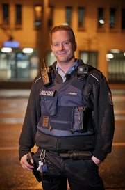 Polizeihauptkommissar Jan Enders vor dem Altstadtrevier. Polizeihauptkommissar Jan Enders vor dem Altstadtrevier.