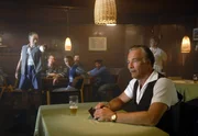 Der hei&szlig;bl&uuml;tige Fiete (Michael Lott, li.) bricht im Wirtshaus einen Streit mit dem unbeliebten Ingenieur Anton (Klaus J. Behrendt, re.) vom Zaun.