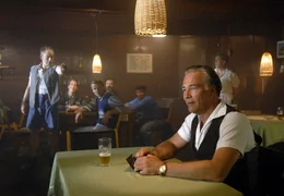 Der hei&szlig;bl&uuml;tige Fiete (Michael Lott, li.) bricht im Wirtshaus einen Streit mit dem unbeliebten Ingenieur Anton (Klaus J. Behrendt, re.) vom Zaun.