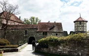Außenansicht der Burg Maienfels. Ist das Tor offen, dürfen Touristen den Innenhof besichtigen. Außenansicht der Burg Maienfels. Ist das Tor offen, dürfen Touristen den Innenhof besichtigen.