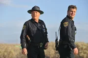 Sheriff Crowe (Stacy Keach,l.) hat alle Hände voll zu tun, damit in seinem Dorf keine Panik ausbricht und nicht geplündert wird. Sheriff Crowe (Stacy Keach,l.) hat alle Hände voll zu tun, damit in seinem Dorf keine Panik ausbricht und nicht geplündert wird.