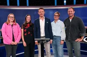 Moderator Alexander Bommes (M.) mit den Kandidat:innen (v.l.n.r.): Chantal Visser, Madeleine Sabel (1Live), Kathrin Schleicher, Tobias K&auml;mmerer (hr 3).