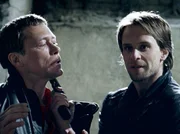 Der Gangster Jochen Becker (Julian Weigend, re.) nimmt sich Jens K&ouml;ster (Hans Heller, li.) als Geisel und zwingt somit Harland und Berger in das Versteck seines Komplizen vorzudringen, um die Beute f&uuml;r ihn zu holen.