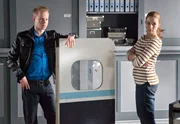 Rayk und Nora rätseln, wie ein erfahrener Pilot und Fallschirmspringer vom Himmel fallen kann. Rayk und Nora rätseln, wie ein erfahrener Pilot und Fallschirmspringer vom Himmel fallen kann.