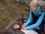 Bei dem abgest&uuml;rzten Prof. Simoni (Dieter Bellmann) angekommen, leitet Isabel Dahl (Denise Zich) sofort Rettungsma&szlig;nahmen ein und gibt sich als Frau vom Fach zu erkennen.