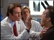 Unter den argw&ouml;hnischen Augen von Jesse (Charlie Schlatter, M.) untersucht Steve (Barry Van Dyke, l.), der verdeckt ermittelt und sich als Arzt ausgegeben hat, einen Patienten.