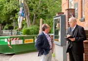 Immobilienmakler Jacob Niehues fällt aus großer Höhe in die Bio-Tonne des Bestattungsunternehmers Claas Peterson. Immobilienmakler Jacob Niehues fällt aus großer Höhe in die Bio-Tonne des Bestattungsunternehmers Claas Peterson.