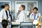 (v.l.n.r.) Dr. Jackson Avery (Jesse Williams); Dr. Thomas Koracick (Greg Germann); Dr. Levi Schmitt (Jake Borelli) (v.l.n.r.) Dr. Jackson Avery (Jesse Williams); Dr. Thomas Koracick (Greg Germann); Dr. Levi Schmitt (Jake Borelli)