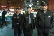 Auf Streife am Kottbusser Tor - Polizeihauptmeister Harald Stracke (Peter Trabner, re.) mit seinen jungen Kollegen Tolja Rubin (Jonas Hämmerle) und Polizeimeisterin Sandra Ehlers (Anna Herrmann). Auf Streife am Kottbusser Tor - Polizeihauptmeister Harald Stracke (Peter Trabner, re.) mit seinen jungen Kollegen Tolja Rubin (Jonas Hämmerle) und Polizeimeisterin Sandra Ehlers (Anna Herrmann).