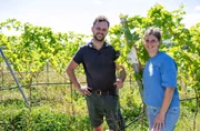 Lisa und Markus Sch&auml;fer vom Rittergut Vlatten in Heimbach. Ihr gro&szlig;er Traum ist eigener Wein. Daf&uuml;r haben sie nach 100 Jahren Ruhezeit einen S&uuml;dhang, den "Wingert" des Ritterguts, mit neuen Reben best&uuml;ckt.