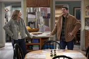 Kay (Maggie Lawson, l.); Mike (Jason Biggs, r.)
