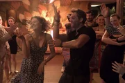 Ausgelassene Tanzparty: Hanna Plass als Billie, Valmir Krasniqi als Mateo