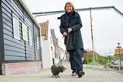 Bettina B&ouml;ttinger in ihrer zweiten Heimat: in Zeeland/NL auf dem Weg zur Austernzucht im Hafen Yerseke mit ihrem Rauhhaardackel Finchen.