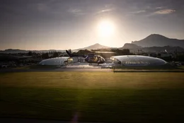 Die Flying Bulls BO 105 C ist am 17. Juni 2021 in der N&auml;he von Salzburg, &Ouml;sterreich, zu sehen.