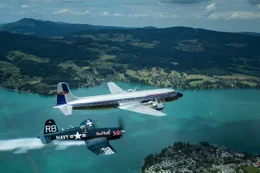 Chance Vought F4U-4 Corsairs und Douglas DC-6B &uuml;ber dem Attersee, &Ouml;sterreich, am 29. Juni 2016