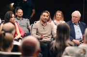 HESSISCHER RUNDFUNK Was Deutschland verbindet Güven aus Niedersachsen (M), Teilnehmender bei der ARD-Dialogaktion „Was Deutschland verbindet“ im Gespräch. HESSISCHER RUNDFUNK Was Deutschland verbindet Güven aus Niedersachsen (M), Teilnehmender bei der ARD-Dialogaktion „Was Deutschland verbindet“ im Gespräch.