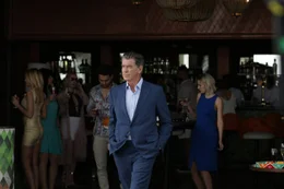 Das Luxusleben in Abu Dhabi beeindruckt den Gentleman-Gauner (Pierce Brosnan, M.).