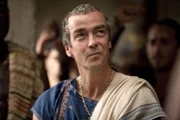 W&auml;hrend Spartacus nur knapp einem Mordanschlag entgehen kann, denkt Batiatus (John Hannah) dar&uuml;ber nach, Crixus zu verkaufen ...