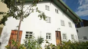 Alte H&auml;user suchten eine neue Liebe &ndash; und fanden sie durch bayerische Prominente. Wir besuchen heute die herrlich restaurierten, traditionsreichen Domizile des weltbekannten Bergsteigers und Extremkletterers Alexander Huber, der Familie des Schauspielers Florian und Maximilian Br&uuml;ckner sowie des bekannten Musikers Hans Well. Im Bild: Der Hans Well Hof.