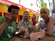 Willi Weitzel, Denis und Jassi beim Eisessen.