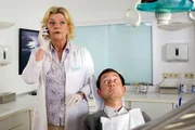 ARD UTTA DANELLA - WER KÜSST DEN DOC?, Deutschland 2013, Regie John Delbridge, am Freitag (26.04.13) um 20:15 Uhr im Ersten. Mitten in der Behandlung des Standesbemanten Kratzler (Anton Figl) erhält Anna Maria (Saskia Vester) einen wichtigen Anruf. ARD UTTA DANELLA - WER KÜSST DEN DOC?, Deutschland 2013, Regie John Delbridge, am Freitag (26.04.13) um 20:15 Uhr im Ersten. Mitten in der Behandlung des Standesbemanten Kratzler (Anton Figl) erhält Anna Maria (Saskia Vester) einen wichtigen Anruf.
